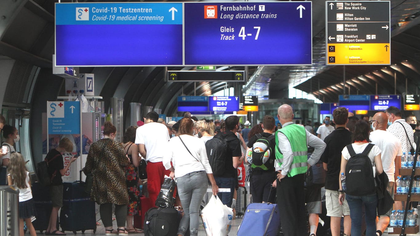 Reisende am Flughafen Frankfurt: Die Tourismusbranche leidet besonders unter den Auswirkungen der Corona-Krise.