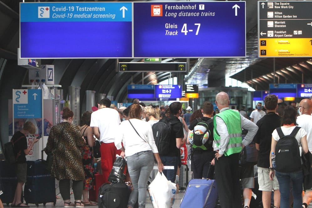Reisende am Flughafen Frankfurt: Die Tourismusbranche leidet besonders unter den Auswirkungen der Corona-Krise.