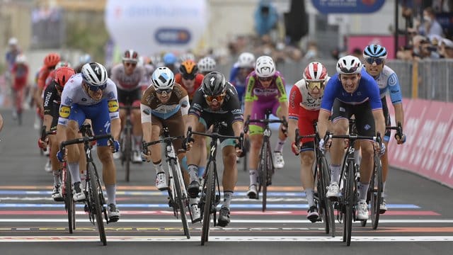 Foto-Finish: Arnaud Demare (r,vorn) vom Team Groupama-FDJ überquert neben Peter Sagan (M) vom Team Bora-hansgrohe die Ziellinie. Foto-Finish: Arnaud Demare (r,vorn) vom Team Groupama-FDJ überquert neben Peter Sagan (M) vom Team Bora-hansgrohe die Ziellinie.