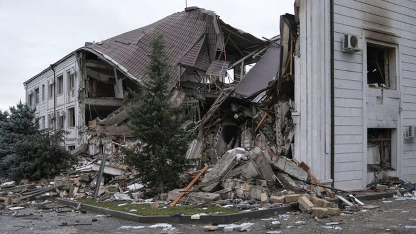 Ein zerstörtes Haus in einem Wohngebiet der Stadt Stepanakert.