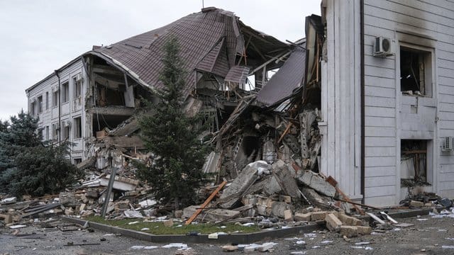 Ein zerstörtes Haus in einem Wohngebiet der Stadt Stepanakert. Ein zerstörtes Haus in einem Wohngebiet der Stadt Stepanakert.