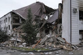 Ein zerstörtes Haus in einem Wohngebiet der Stadt Stepanakert.