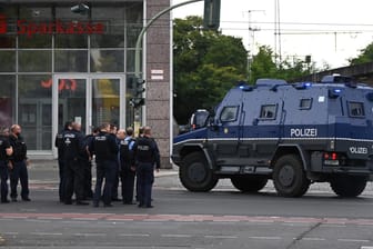 Polizisten in Berlin: Im Stadtteil Köpenick ist es bei einem versuchten Bankraub zu einer Geiselnahme gekommen.