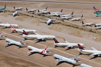 Parkende Flugzeuge in Arizona, USA (Symbolbild): Der Luftfahrtverband IATA rechnet mit Milliardenverlusten.