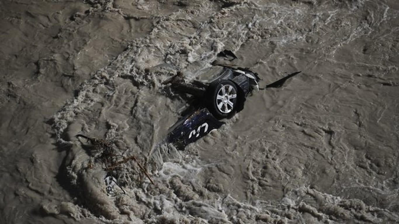 Ein Auto wurde vom Hochwasser des Fluss Roya in Frankreich mitgerissen.