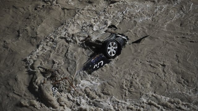 Ein Auto wurde vom Hochwasser des Fluss Roya in Frankreich mitgerissen. Ein Auto wurde vom Hochwasser des Fluss Roya in Frankreich mitgerissen.