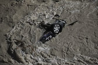Ein Auto wurde vom Hochwasser des Fluss Roya in Frankreich mitgerissen.
