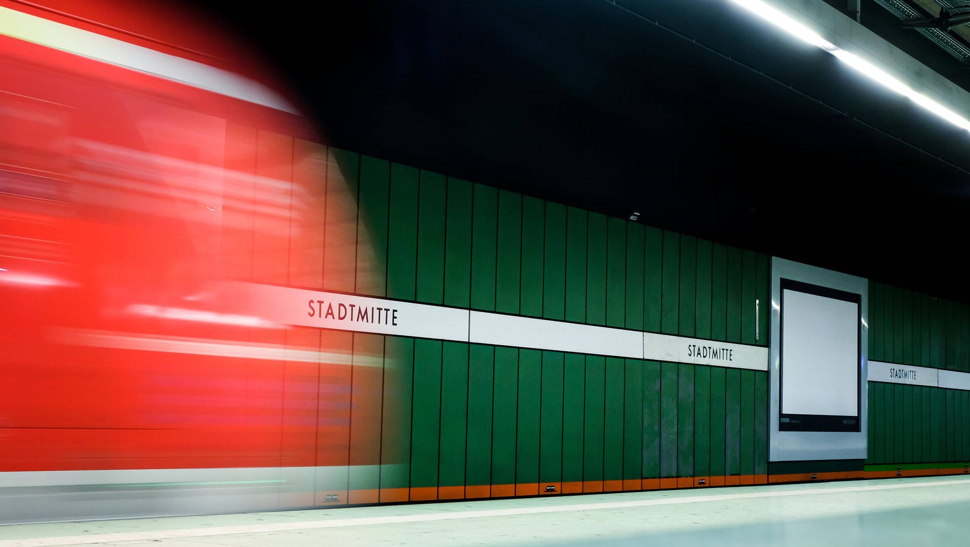 Eine S-Bahn am Bahnhof Stadtmitte: Die Bahn will mit Hilfe neuer Technik Verspätungen im Nahverkehr vermeiden. Eine S-Bahn am Bahnhof Stadtmitte: Die Bahn will mit Hilfe neuer Technik Verspätungen im Nahverkehr vermeiden.
