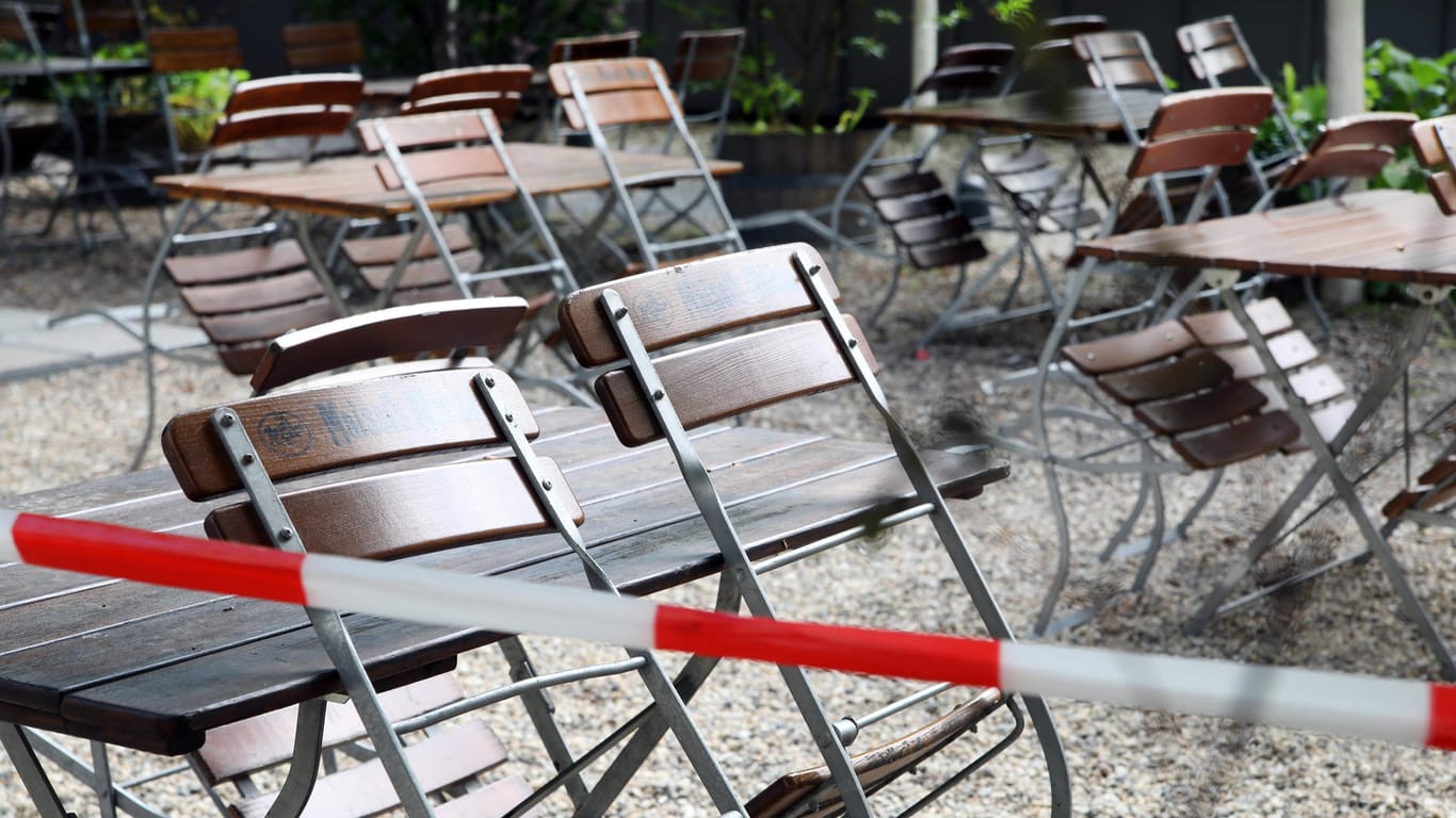 Stühle lehnen gegen Tische: Der Berliner Senat beschließt eine Sperrstunde für Restaurants und Bars.