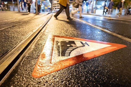 Keine Straßenbahn verkehrt am Dienstagmorgen vor dem Frankfurter Hauptbahnhof.