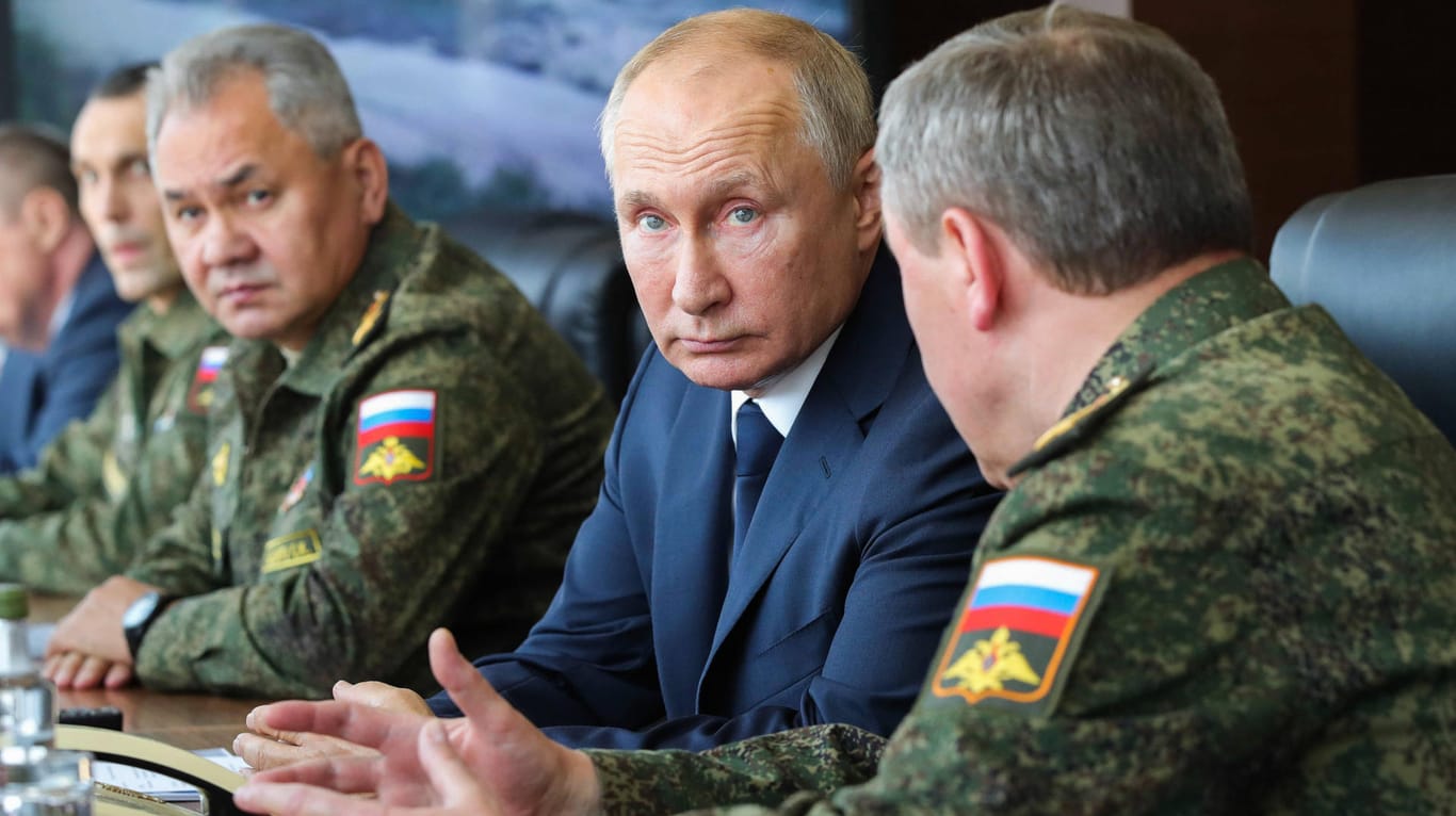 Russlands Präsident Wladimir Putin bei einer Militärübung im September: Seine Regierung soll einen Auftragsmord in Berlin angeordnet haben.