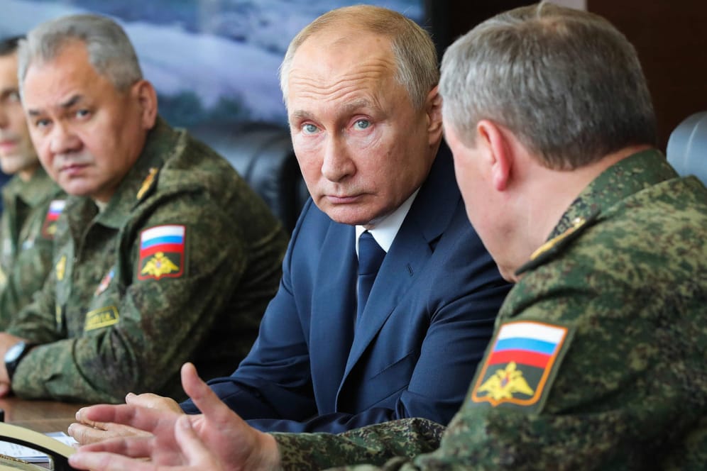 Russlands Präsident Wladimir Putin bei einer Militärübung im September: Seine Regierung soll einen Auftragsmord in Berlin angeordnet haben.