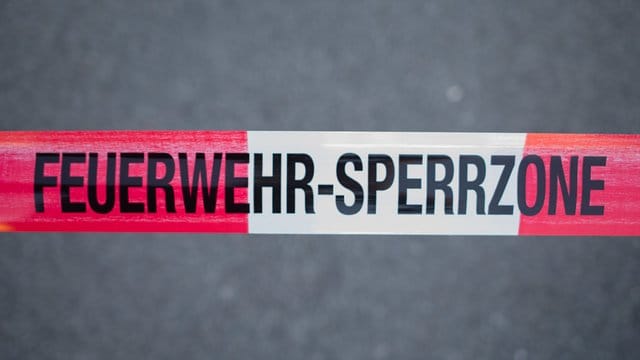 Feuerwehr-Sperrzone (Symbolbild): In Köln ist eine Bombe gesprengt worden. Feuerwehr-Sperrzone (Symbolbild): In Köln ist eine Bombe gesprengt worden.