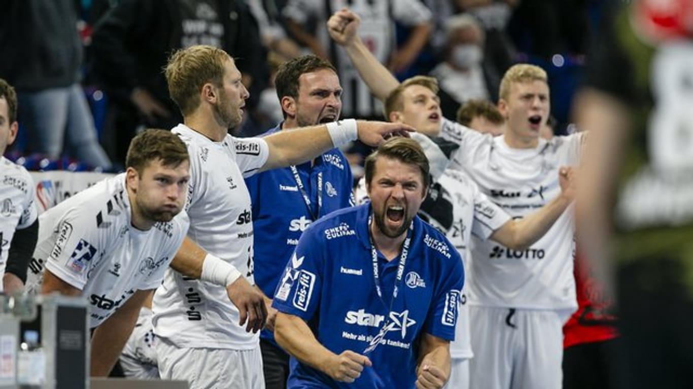 Die Spieler des THW Kiel feiern den Sieg über Hannover-Burgdorf.