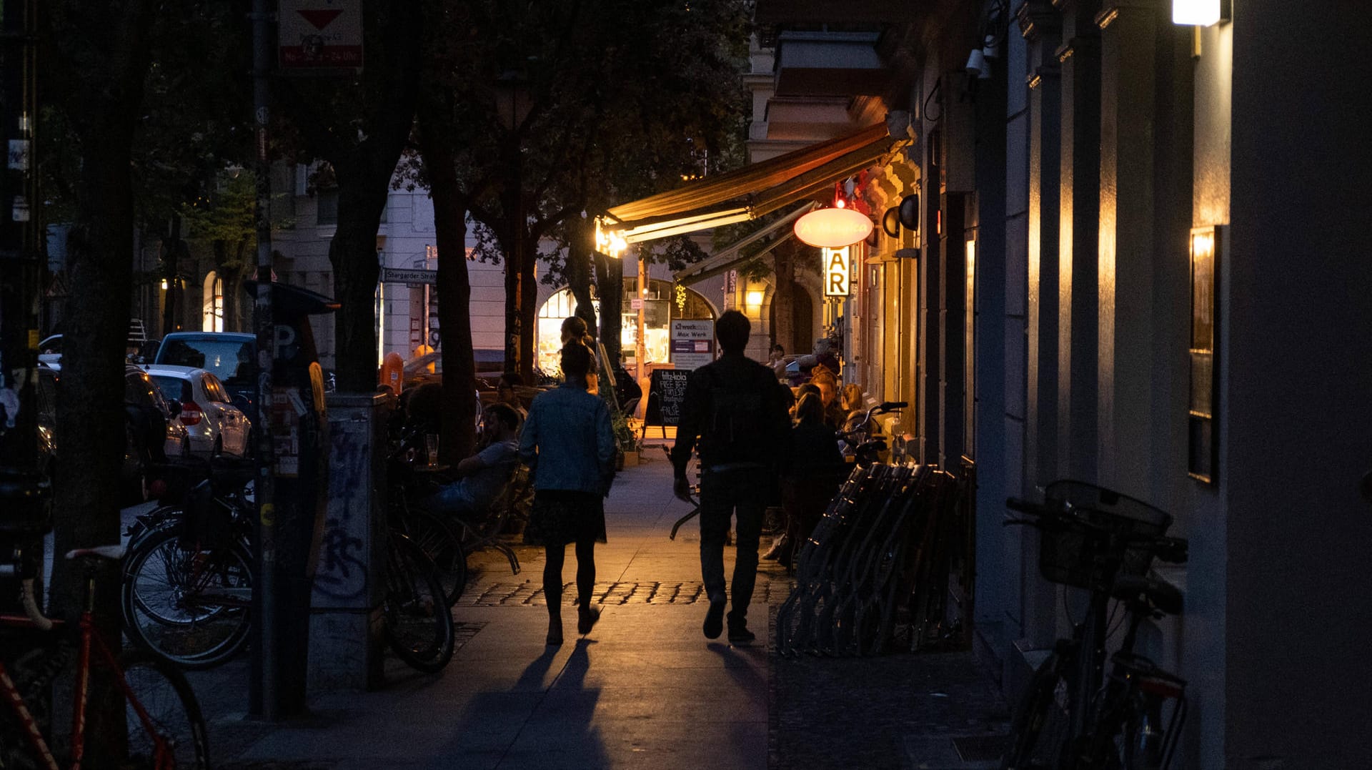 Eine Bar in Berlin: Für die kommenden Wochen hat die Hauptstadt eine Sperrstunde verhängt.