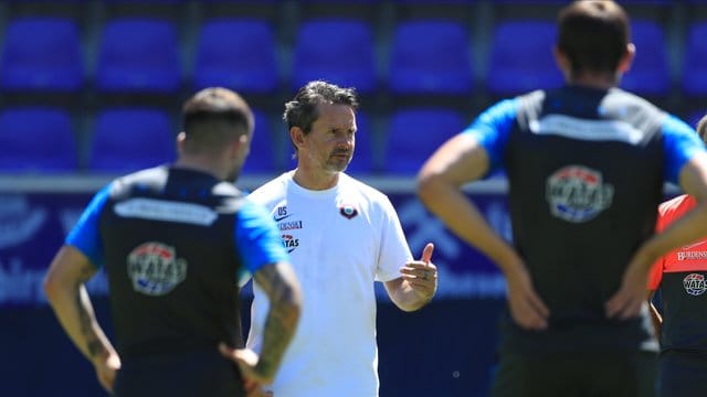 Trainer Dirk Schuster (M) kann mit dem FC Erzgebirge Aue wieder das Training aufnehmen. Trainer Dirk Schuster (M) kann mit dem FC Erzgebirge Aue wieder das Training aufnehmen.
