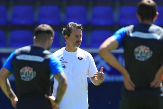 Trainer Dirk Schuster (M) kann mit dem FC Erzgebirge Aue wieder das Training aufnehmen.