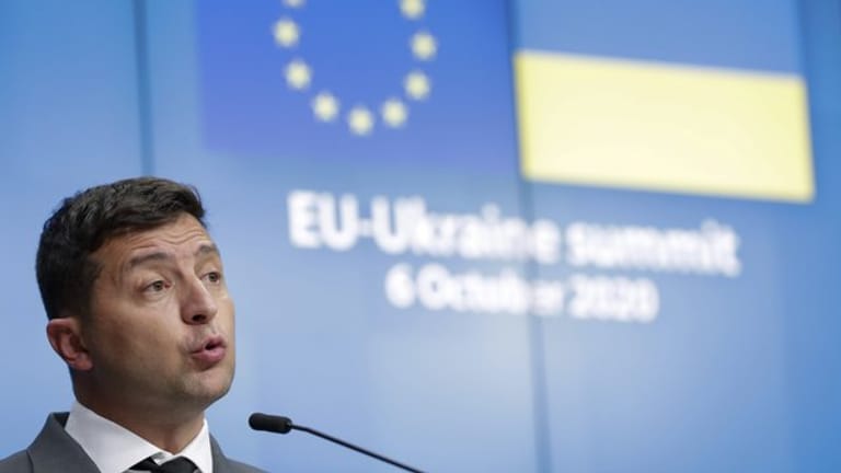 Wolodymyr Selenskyj spricht während einer Online-Pressekonferenz nach dem EU-Ukraine-Gipfel im Europäischen Rat.