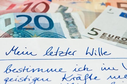 Wenn man einem Verstorbenen Geld schuldet, kann man die Schulden offiziell hinterlegen lassen. Wenn man einem Verstorbenen Geld schuldet, kann man die Schulden offiziell hinterlegen lassen.