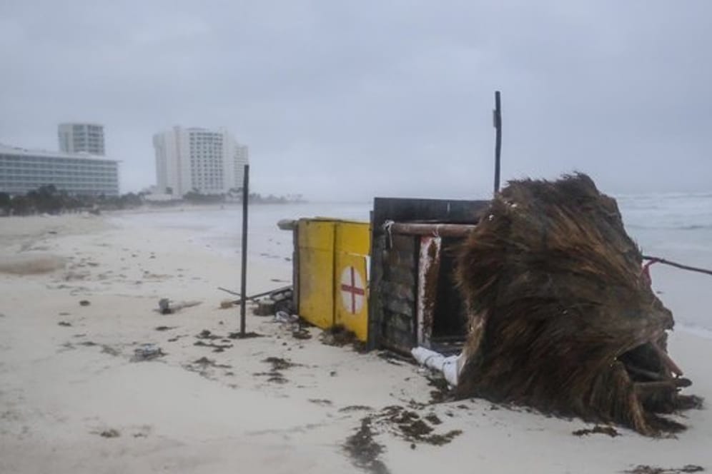 Ein Rettungsschwimmerturm liegt am Strand von Cancun.