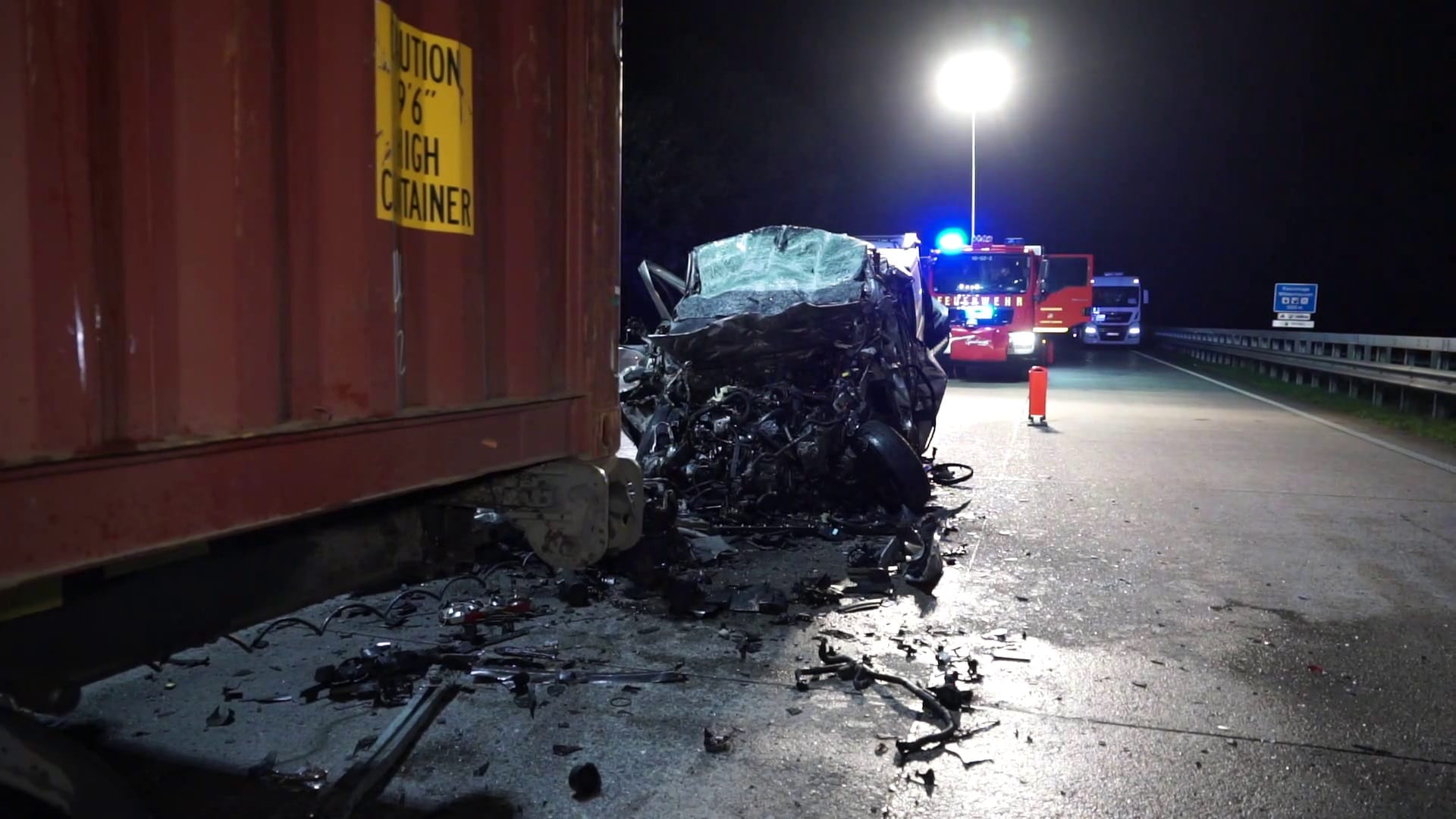 Ein völlig zerstörter Transporter in Wildeshausen: Zu einem schweren Verkehrsunfall mit fünf Toten ist es auf der Autobahn 1 im Kreis Oldenburg gekommen.