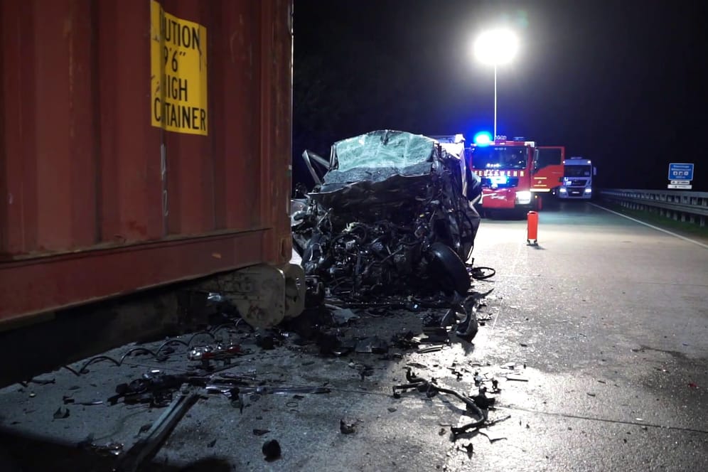 Ein völlig zerstörter Transporter in Wildeshausen: Zu einem schweren Verkehrsunfall mit fünf Toten ist es auf der Autobahn 1 im Kreis Oldenburg gekommen.