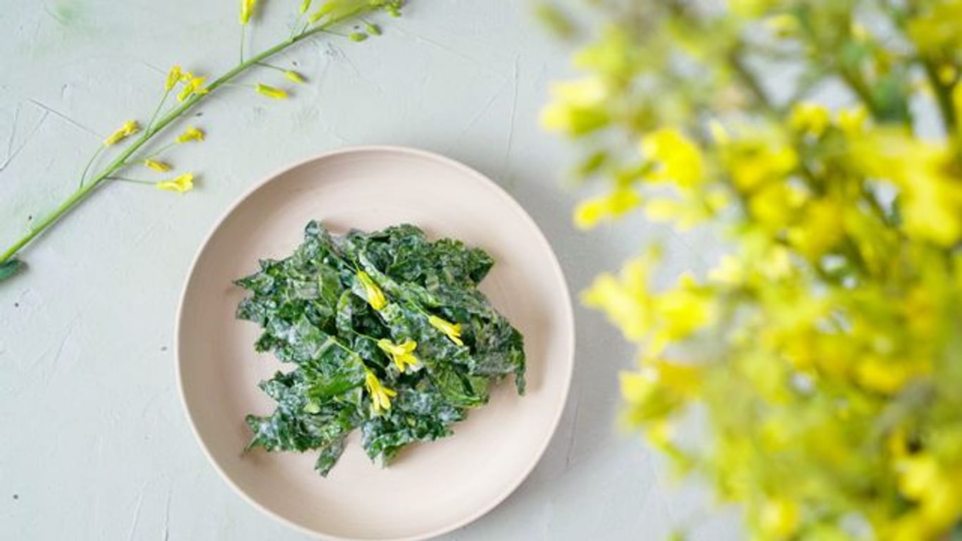 Krautsalat aus Kohlrabi-Blättern, die sonst in der Tonne landen würden - das Rezept stammt vom Foodblog "Ye Old Kitchen".