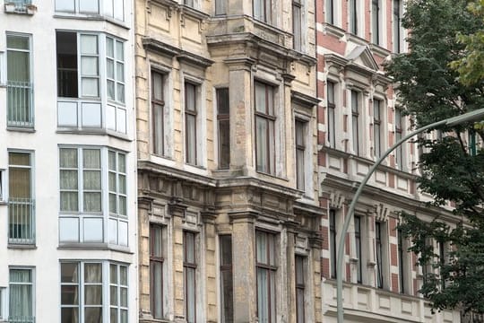 In der Regel ist der Verkauf einer privat bewohnten Immobilie einkommensteuerfrei. In der Regel ist der Verkauf einer privat bewohnten Immobilie einkommensteuerfrei.