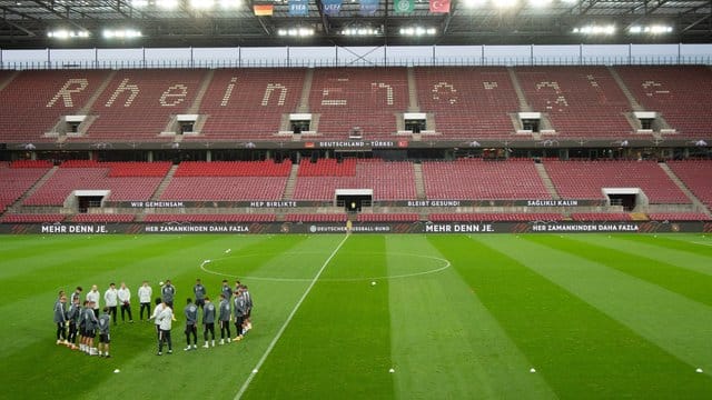 Die deutsche Nationalmannschaft hat sich am Tag vor dem Test-Länderspiel gegen die Türkei im leeren RheinEnergie-Stadion versammelt. Die deutsche Nationalmannschaft hat sich am Tag vor dem Test-Länderspiel gegen die Türkei im leeren RheinEnergie-Stadion versammelt.