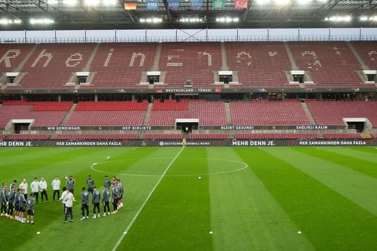 Die deutsche Nationalmannschaft hat sich am Tag vor dem Test-Länderspiel gegen die Türkei im leeren RheinEnergie-Stadion versammelt.