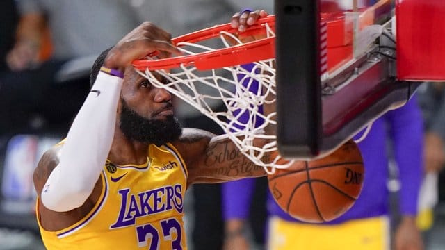 Lakers-Superstar LeBron James beim Dunking.