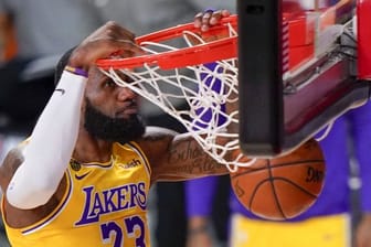 Lakers-Superstar LeBron James beim Dunking.