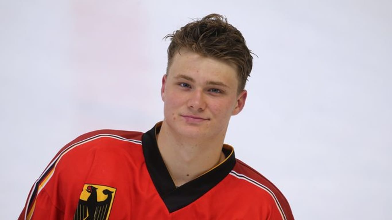 Tim Stützle steht bei einem Trainingslehrgang der deutschen Eishockey-Nationalmannschaft im September auf dem Eis.