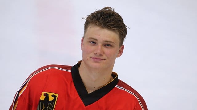 Tim Stützle steht bei einem Trainingslehrgang der deutschen Eishockey-Nationalmannschaft im September auf dem Eis. Tim Stützle steht bei einem Trainingslehrgang der deutschen Eishockey-Nationalmannschaft im September auf dem Eis.