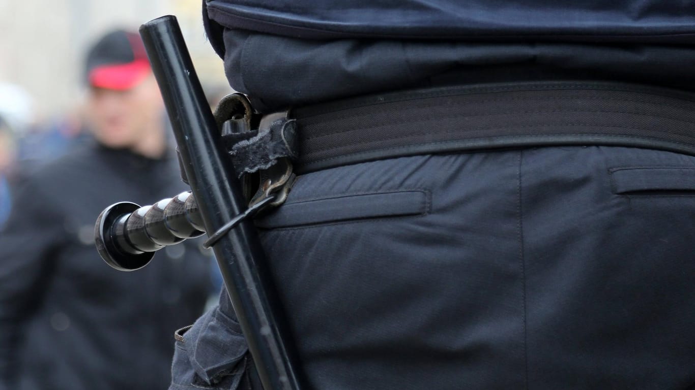 Polizist mit Ausrüstung (Symbolbild): In Nürnberg kam es bei einer Demo zu Ausschreitungen.