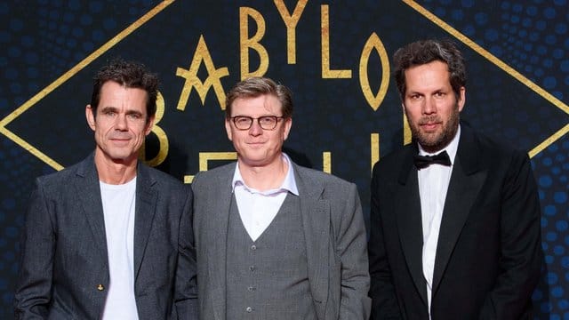 Die Regisseure und Drehbuchautoren Tom Tykwer (l-r), Henk Handloegten und Achim von Borries 2017 in Berlin. Die Regisseure und Drehbuchautoren Tom Tykwer (l-r), Henk Handloegten und Achim von Borries 2017 in Berlin.