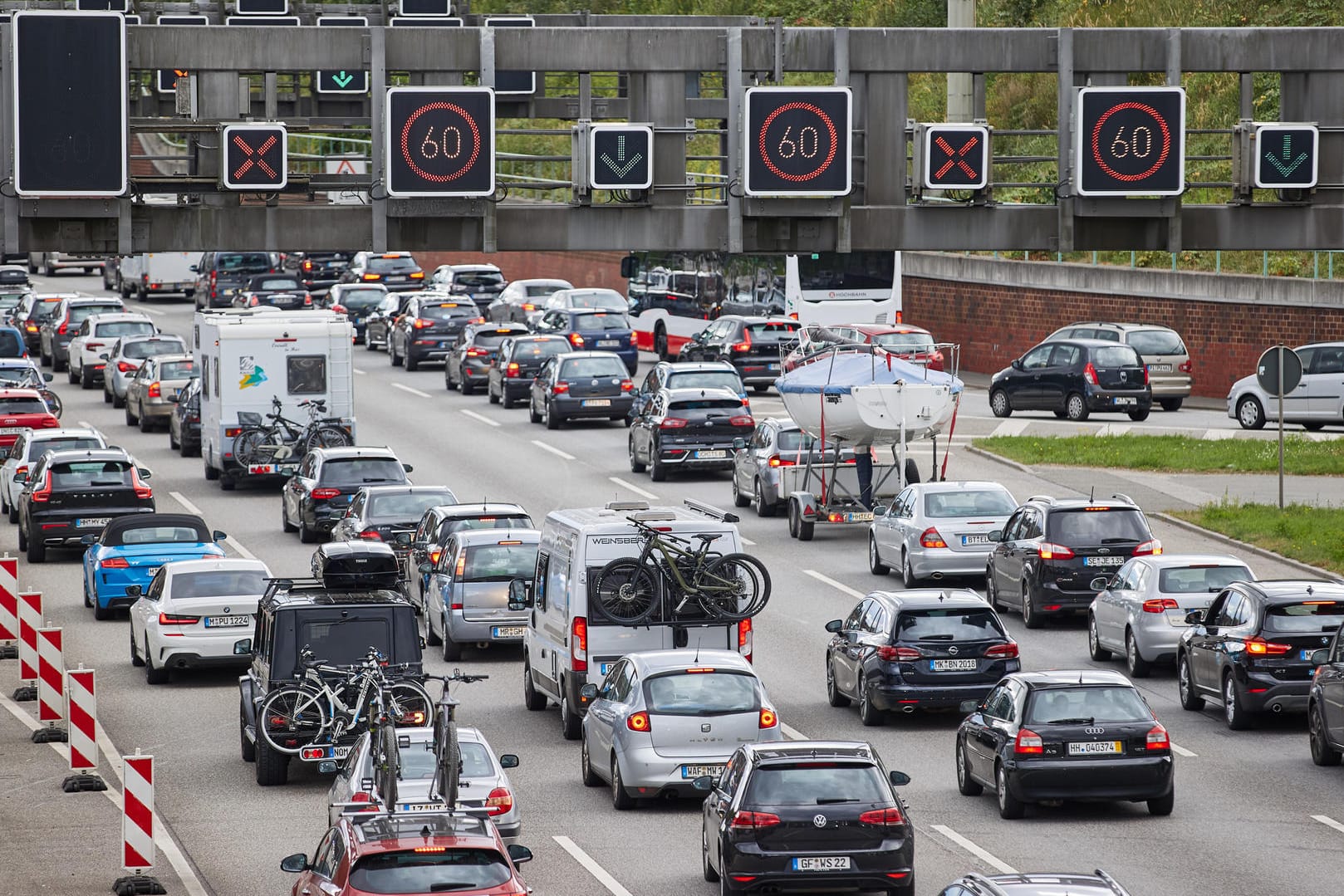 Stau: Weitere Bundesländer starten in die Ferien. Da sind Staus auf den Autobahnen wahrscheinlich.