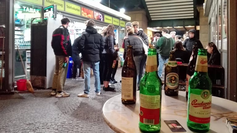 Eine Gruppe junger Leute feiert ausgelassen, die Getränke dazu kommen vom Späti. (Symbolbild): Ab Samstag gilt in der Hauptstadt eine Sperrstunde.