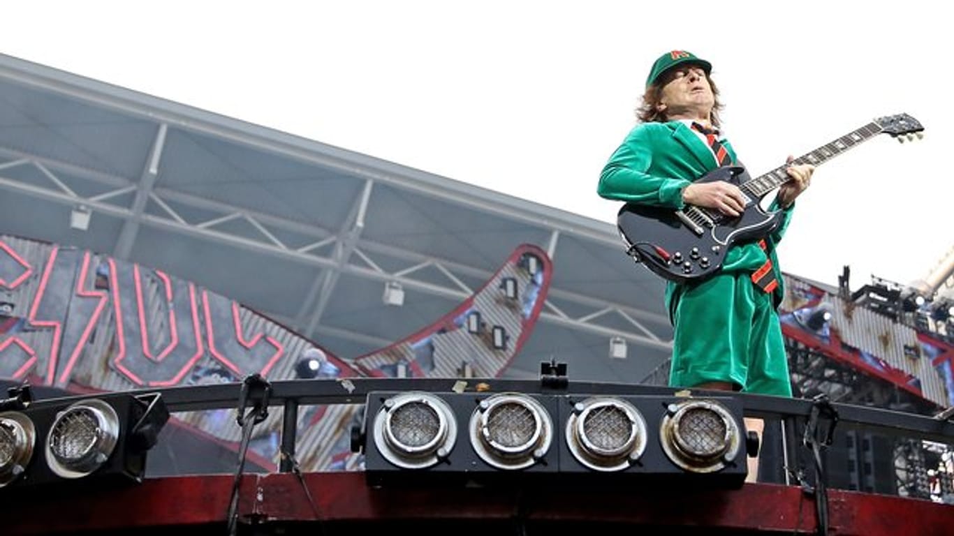 AC/DC-Leadgitarrist Angus Young bei einem Konzert 2016 in Leipzig.