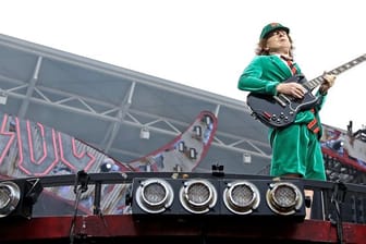 AC/DC-Leadgitarrist Angus Young bei einem Konzert 2016 in Leipzig.