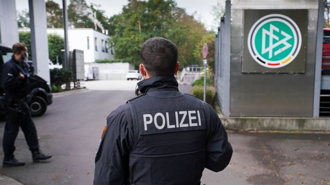 Ein Polizist steht vor der DFB-Zentrale in Frankfurt/Main.
