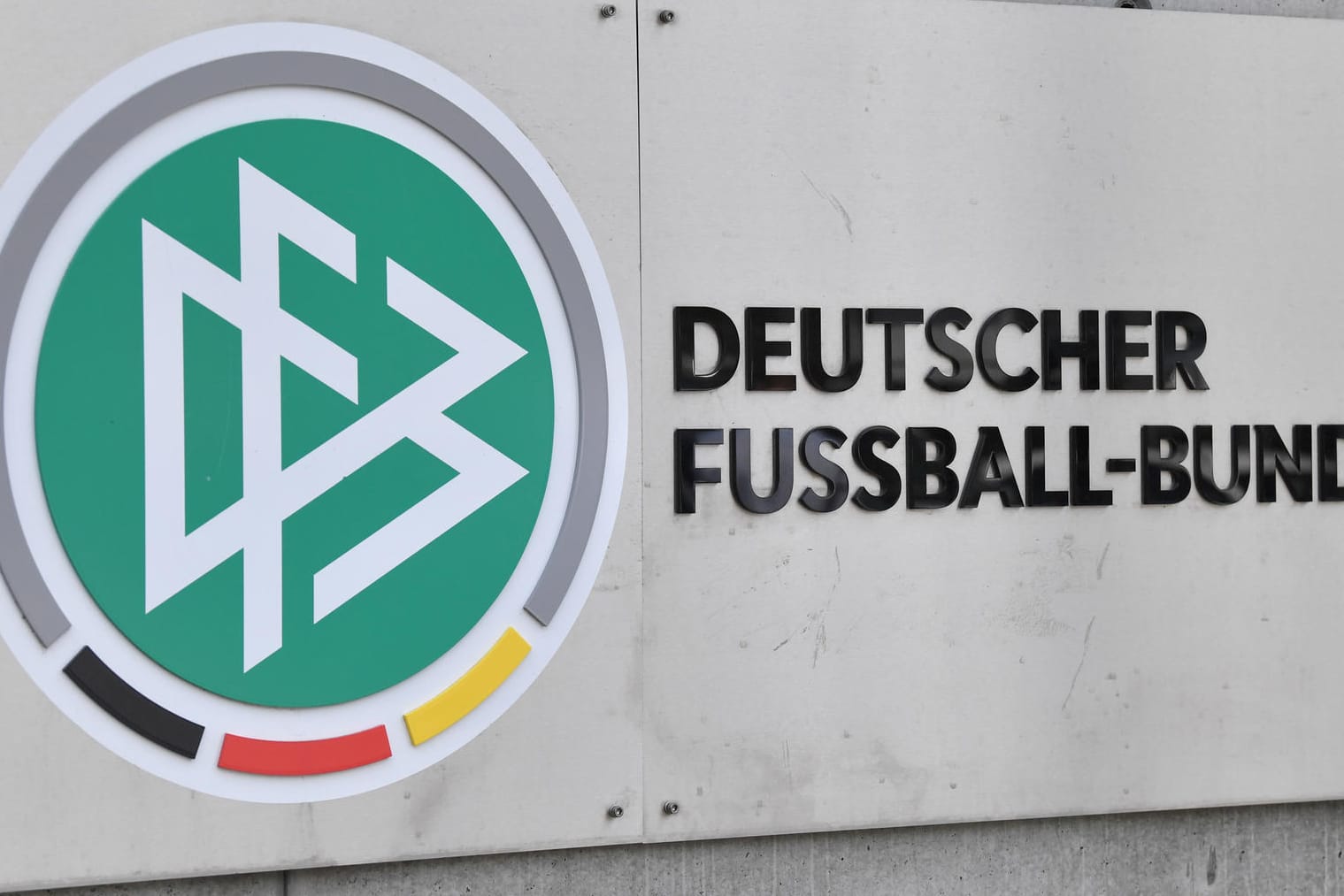 Die DFB-Zentrale in Frankfurt (Archivbild): Am Mittwoch standen hier mehrere Beamte vor der Tür.