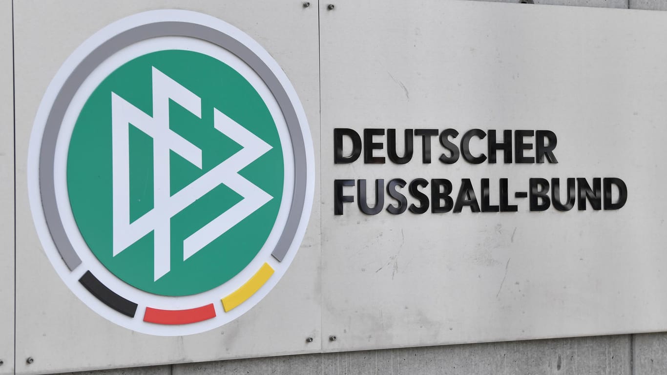 Die DFB-Zentrale in Frankfurt (Archivbild): Am Mittwoch standen hier mehrere Beamte vor der Tür.