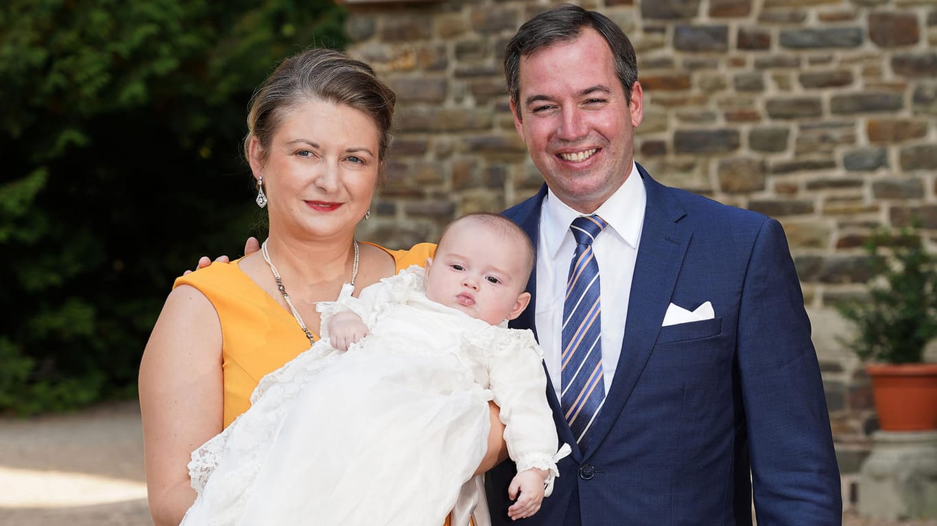 Stephanie und Guillaume von Luxemburg mit ihrem Sohn Prinz Charles: Hier posiert die Familie bei der Taufe des kleinen Thronfolgers am 19. September 2020.