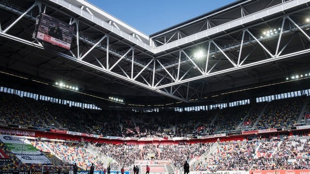 Das Stadion in Düsseldorf von Innen (Archivbild): Das ursprünglich schon für September geplante Großkonzert in Düsseldorf mit bis zu 13.000 Zuschauern wird 2020 nicht mehr stattfinden.