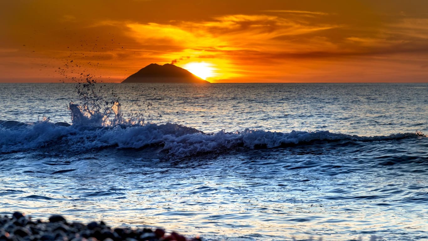 Malerisches Mittelmeer: Blick auf die untergehende Sonne über den Vulkan Stromboli auf der gleichnamigen Insel.