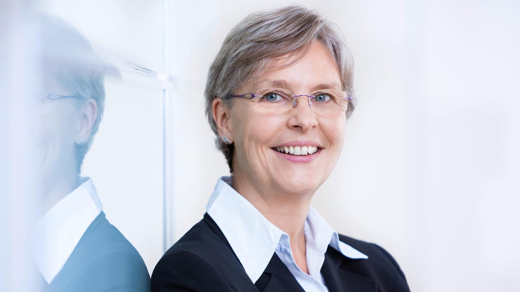 Gabriele Widmann: Die promovierte Volkswirtin ist seit 2001 bei der Dekabank tätig. Ihre Spezialgebiete sind neben dem Bereich "Konjunktur und Märkte" Themen wie Wertpapieranlage, Nachhaltigkeit sowie Frauen und Finanzen.