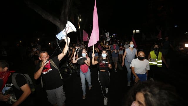 Demonstranten nehmen trotz eines landesweiten Lockdowns in Tel Aviv an Protest gegen den Premierminister Netanjahu teil. Demonstranten nehmen trotz eines landesweiten Lockdowns in Tel Aviv an Protest gegen den Premierminister Netanjahu teil.