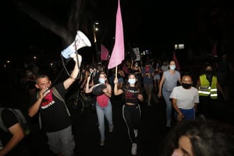 Demonstranten nehmen trotz eines landesweiten Lockdowns in Tel Aviv an Protest gegen den Premierminister Netanjahu teil.