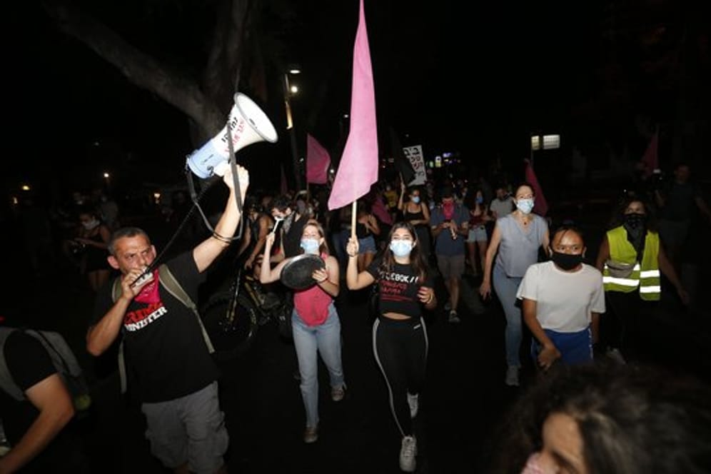 Demonstranten nehmen trotz eines landesweiten Lockdowns in Tel Aviv an Protest gegen den Premierminister Netanjahu teil.